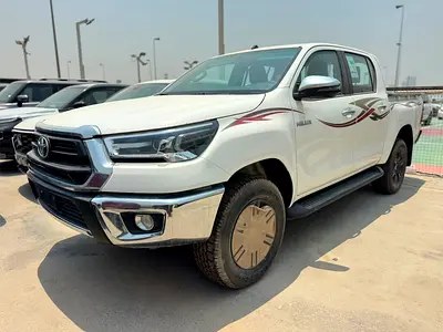 نمای دیگر تویوتا هایلوکس SR5 2025
