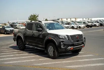 نمای دیگر نیسان ناوارا PRO-4X 2025