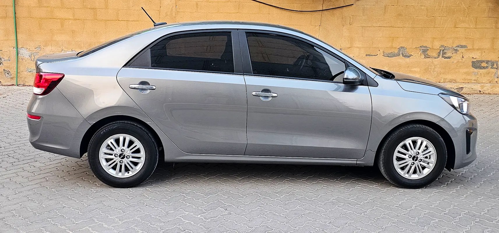 نمای دیگر کیا پگاس DLX 2025