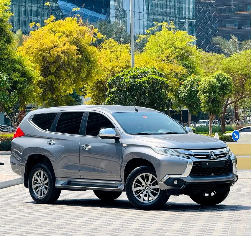 نمای دیگر میتسوبیشی مونترو اسپرت GLS مدیوم لاین 2017