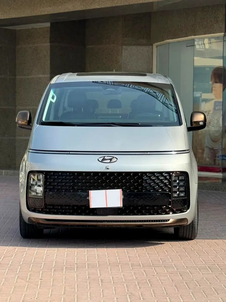 نمای دیگر هیوندای استاریا پریمیوم 2023