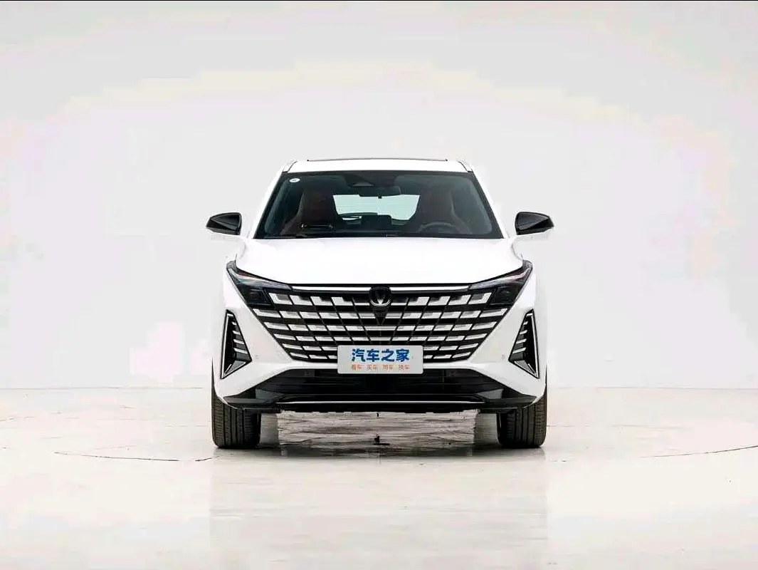 نمای دیگر چانگان UNI-Z پریمیوم 2025