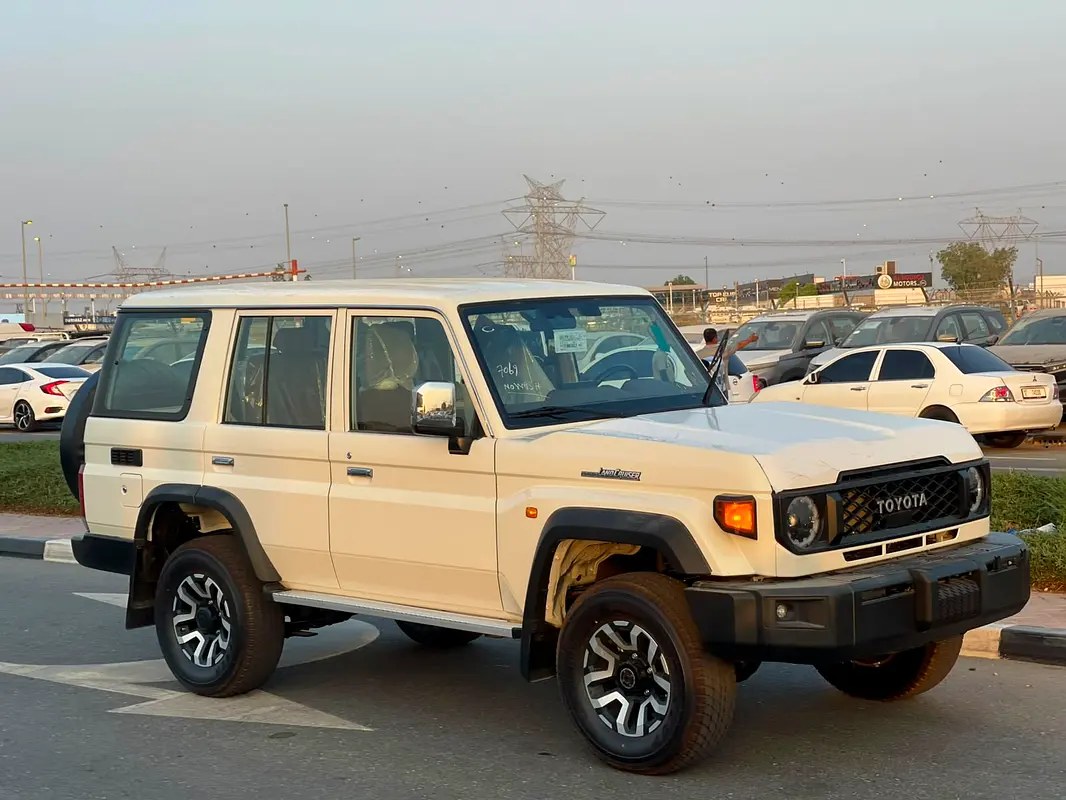نمای دیگر تویوتا لندکروزر سری 70 LC 76 LX 2026