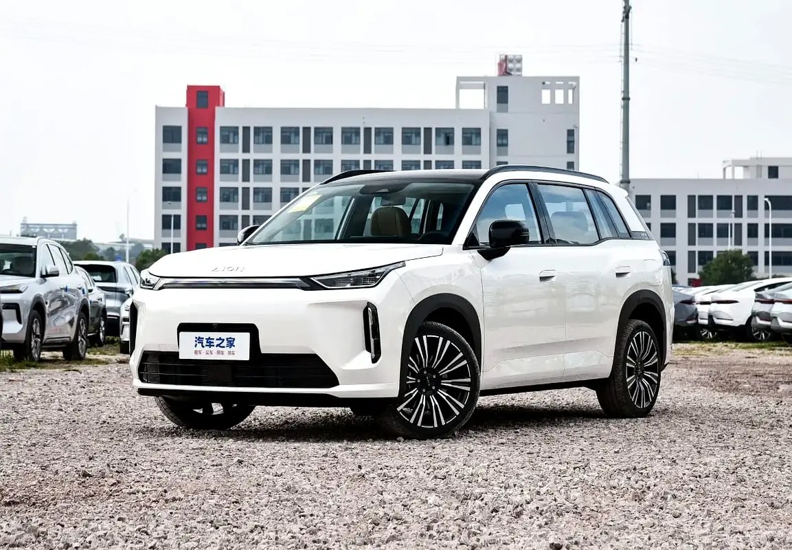 نمای دیگر آیون i60 ادونسد 2025
