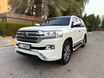 نمای دیگر تویوتا لندکروزر VXR 2017