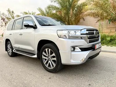نمای دیگر تویوتا لندکروزر VXR 2017