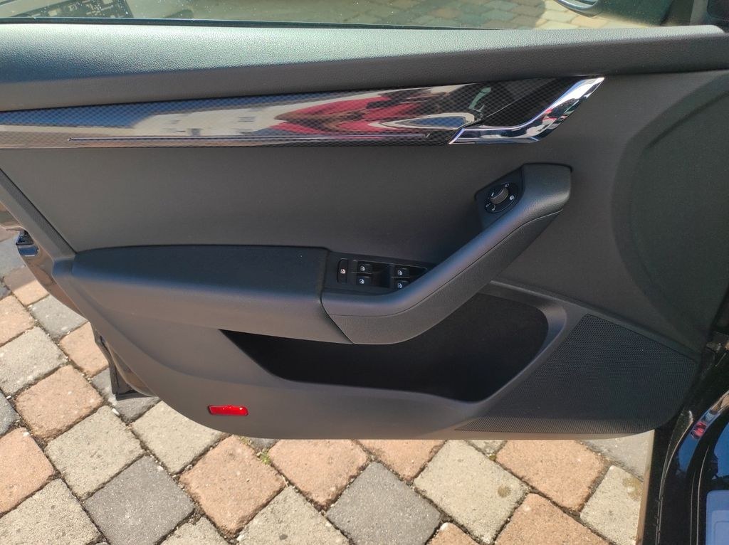 نمای دیگر اشکودا اکتاویا کومبی RS. Auto/Navi/LED/ACC