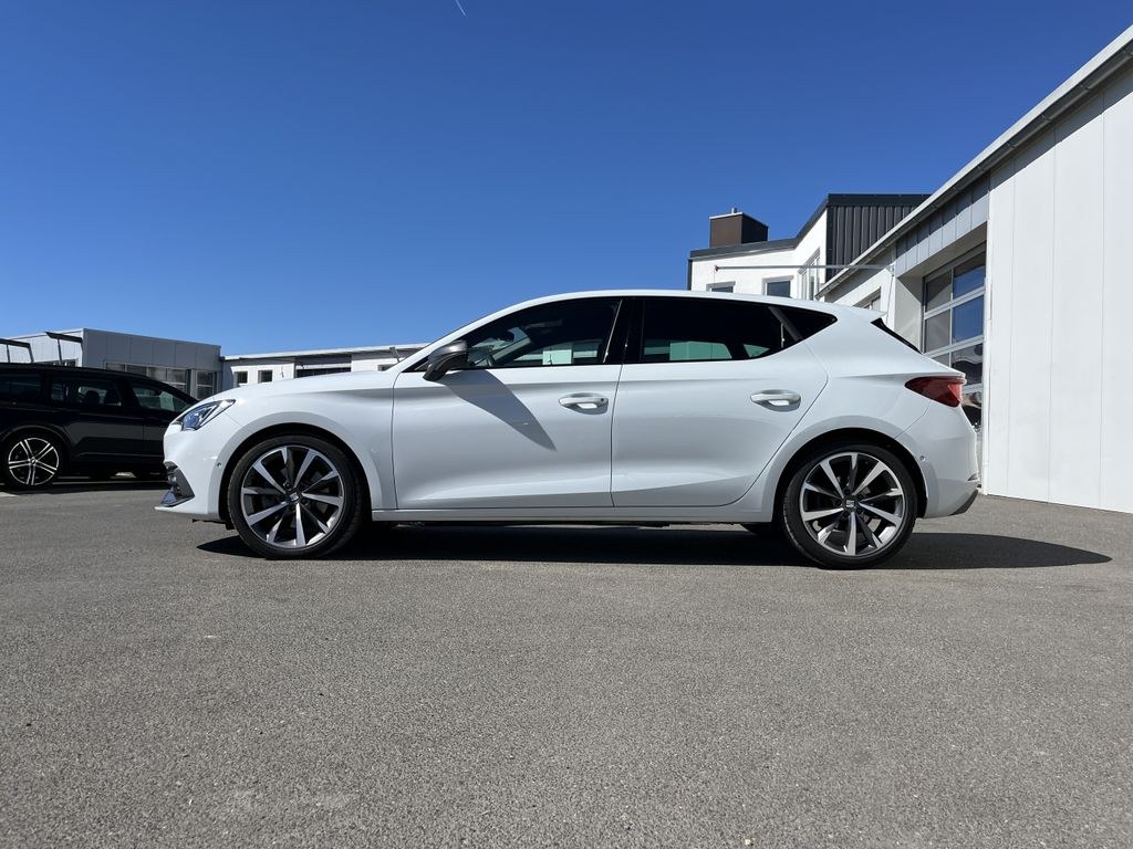 نمای دیگر سیات لئون 2.0 TSI DSG FR 144€ با 20% پیش‌پرداخت ناوی دوربین عقب پارک