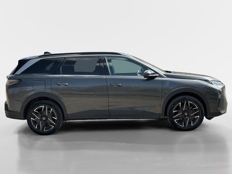 نمای دیگر پژو 5008 هیبرید 145 GT