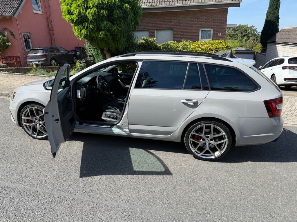 نمای دیگر اشکودا اکتاویا 2.0 TSI DSG RS 245 کمبی RS