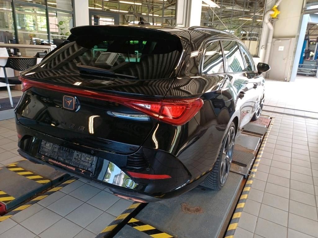 نمای دیگر کوپرا لئون اسپورتتورر VZ e-Hybrid اتوماتیک ناوی AHK LED