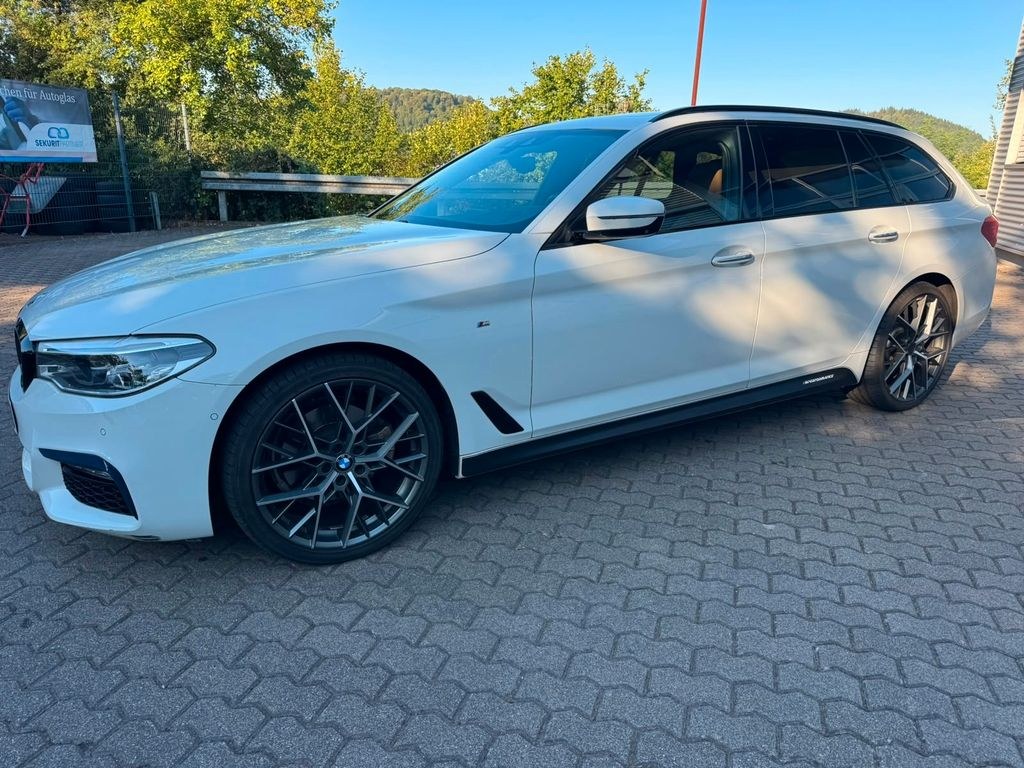 بی ام و 520i M Sport هدآپ قلاب یدک تهویه صندلی کروز تطبیقی 360° پانوراما