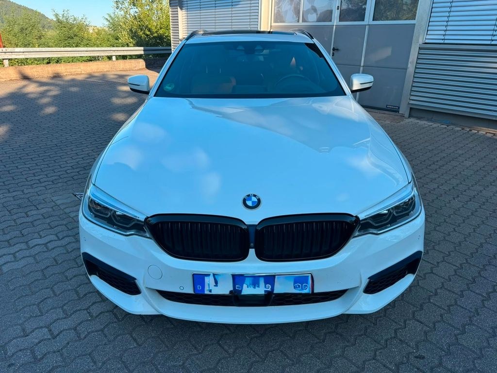 نمای دیگر بی ام و 520i M Sport هدآپ قلاب یدک تهویه صندلی کروز تطبیقی 360° پانوراما
