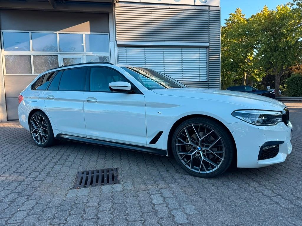 نمای دیگر بی ام و 520i M Sport هدآپ قلاب یدک تهویه صندلی کروز تطبیقی 360° پانوراما