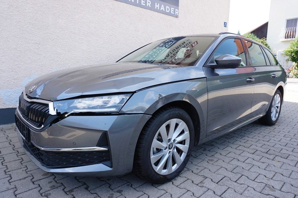 اشکودا اکتاویا 2.0 TDI DSG سلکشن کامبی NAVI/ LED