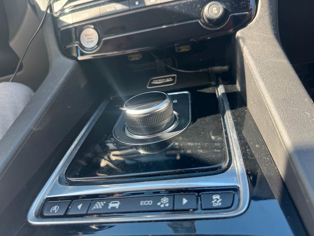نمای دیگر جگوار F-Pace