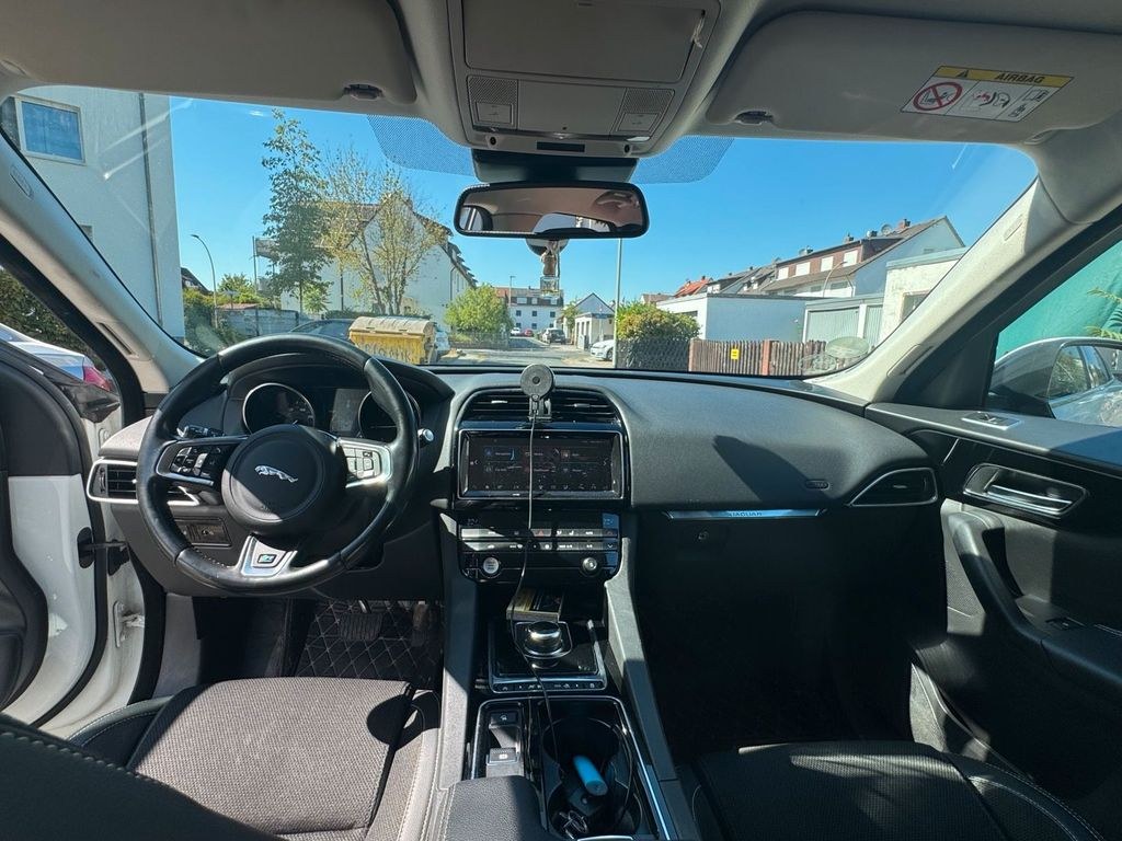 نمای دیگر جگوار F-Pace