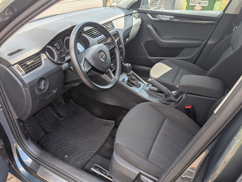 نمای دیگر اشکودا اکتاویا 2.0 TSI DSG استایل کامبی