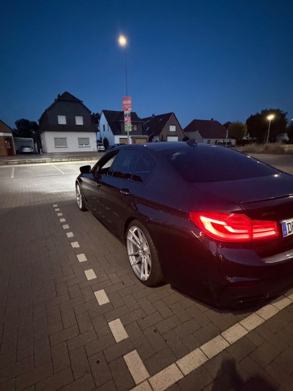 نمای دیگر بی ام و M550i xDrive
