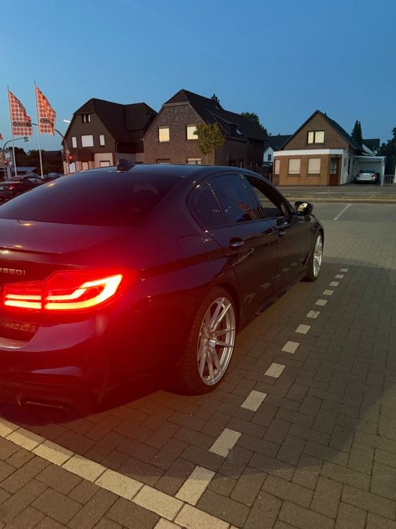 نمای دیگر بی ام و M550i xDrive
