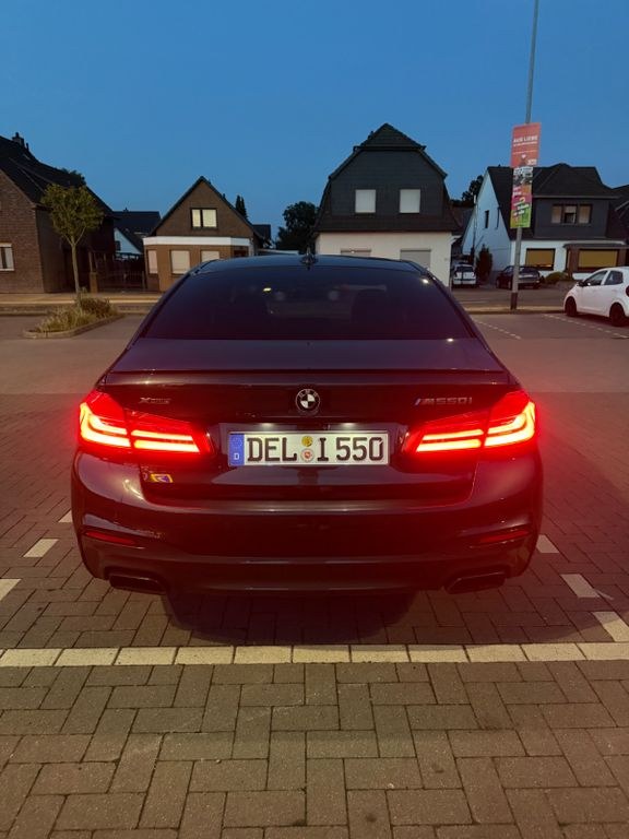 نمای دیگر بی ام و M550i xDrive