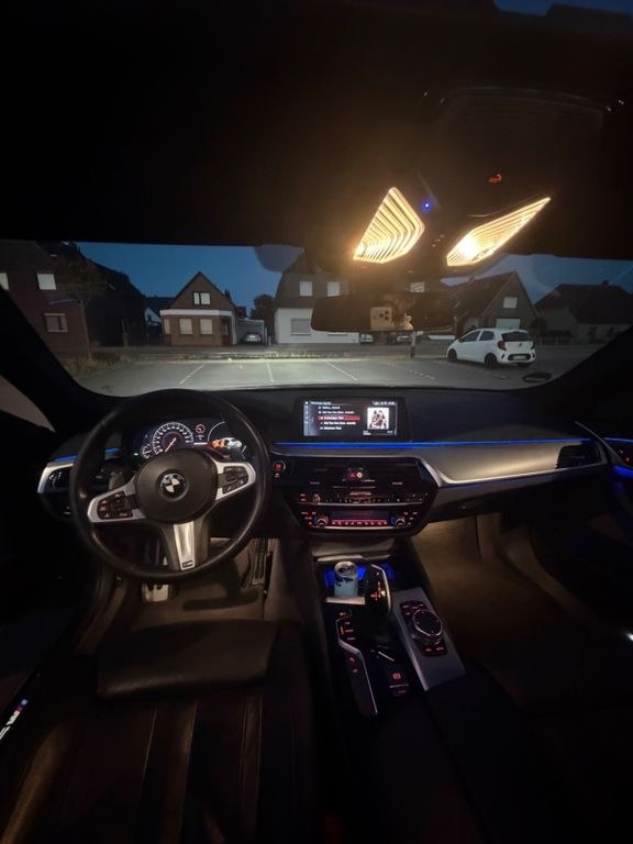 نمای دیگر بی ام و M550i xDrive