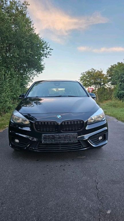 نمای دیگر بی ام و بی ام و 218D گرن تورر ۷ نفره