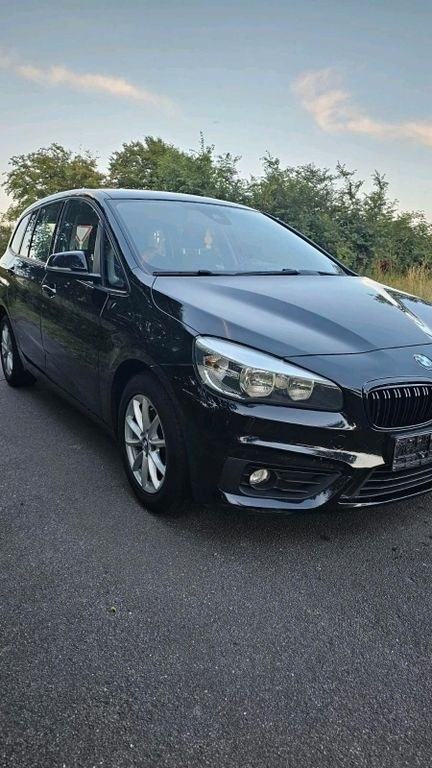 نمای دیگر بی ام و بی ام و 218D گرن تورر ۷ نفره