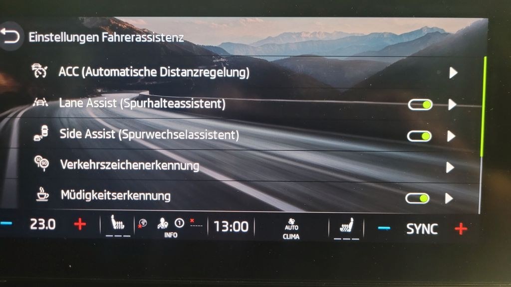 نمای دیگر اشکودا اکتاویا 2.0 TDI DSG فرست ادیت HUD/8 حالته/Travel