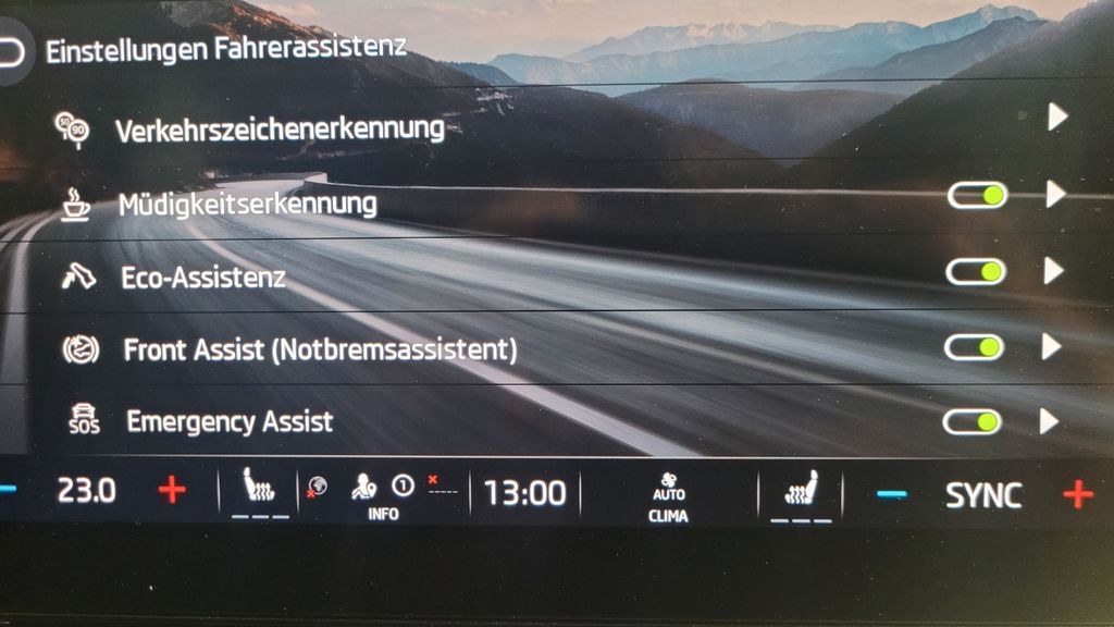 نمای دیگر اشکودا اکتاویا 2.0 TDI DSG فرست ادیت HUD/8 حالته/Travel