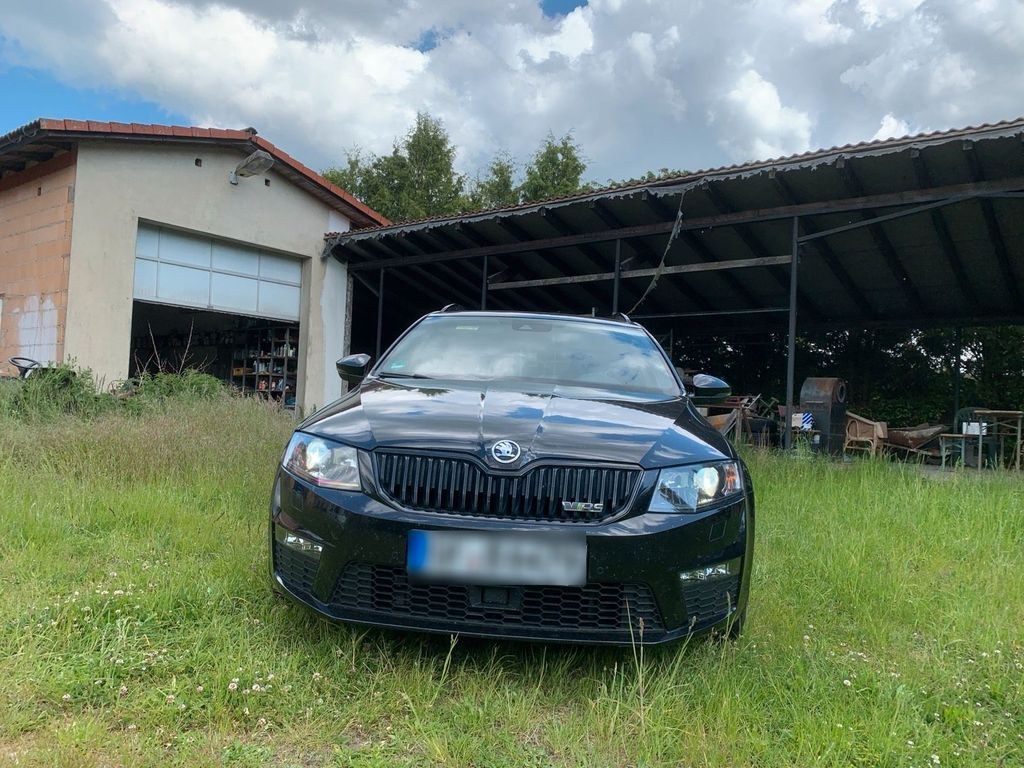 نمای دیگر اشکودا اکتاویا VRS RS 2.0l بنزینی