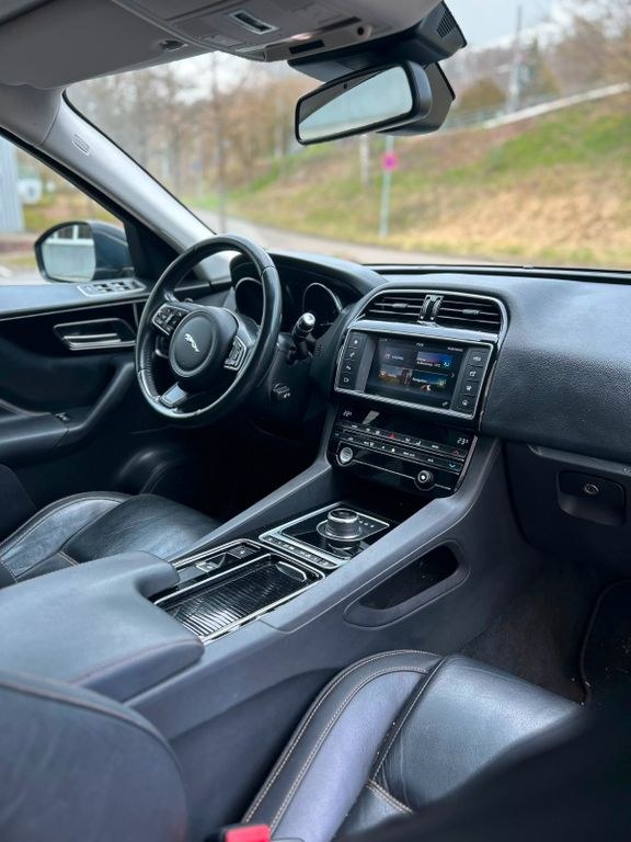 نمای دیگر جگوار F-Pace 20d R-Sport اتوماتیک R-Sport