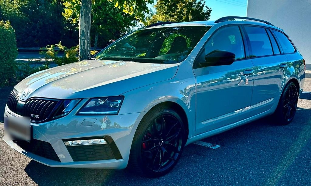 نمای دیگر اشکودا اکتاویا RS 4x4 2.0 بدون تصادف/دفترچه سرویس