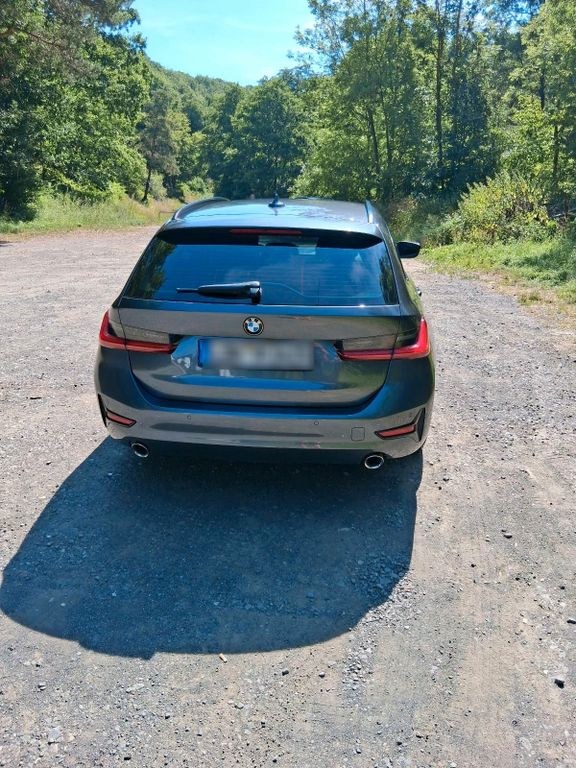 نمای دیگر بی ام و 320d G21 مایلد هیبرید