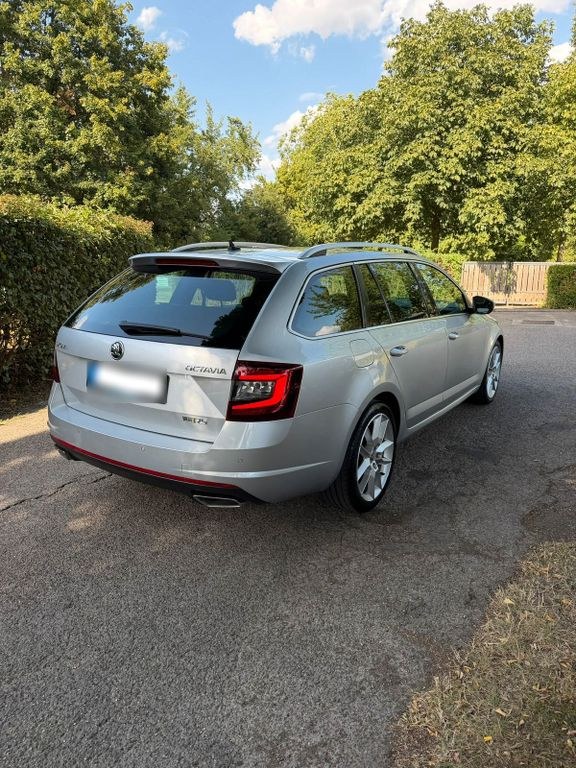 نمای دیگر اشکودا اکتاویا 3 RS 2.0TDI فیسلیفت ۱ دست