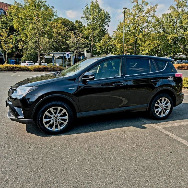 نمای دیگر تویوتا راو۴ 2.5 هیبرید 4x4 اتوماتیک