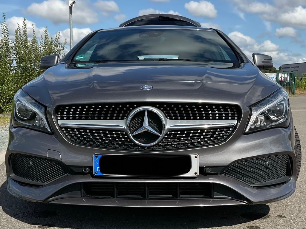 نمای دیگر مرسدس بنز AMG-لاین، جداشدنی AHK، درب عقب الکتریکی