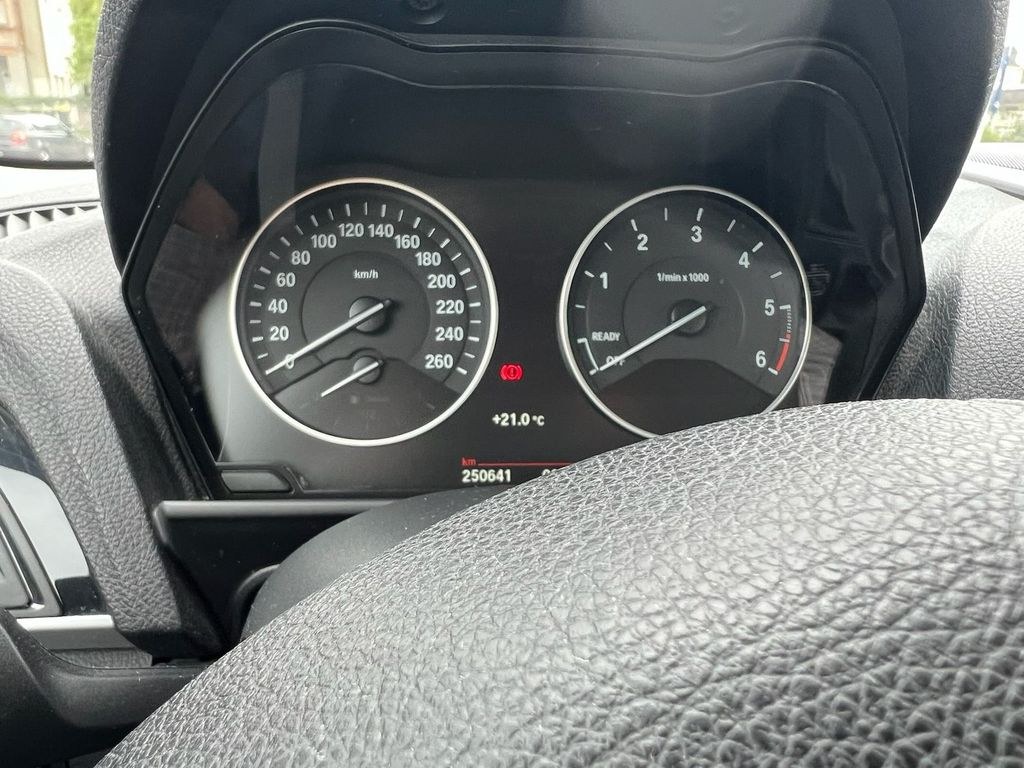 نمای دیگر بی ام و 118d xdrive Urban Line