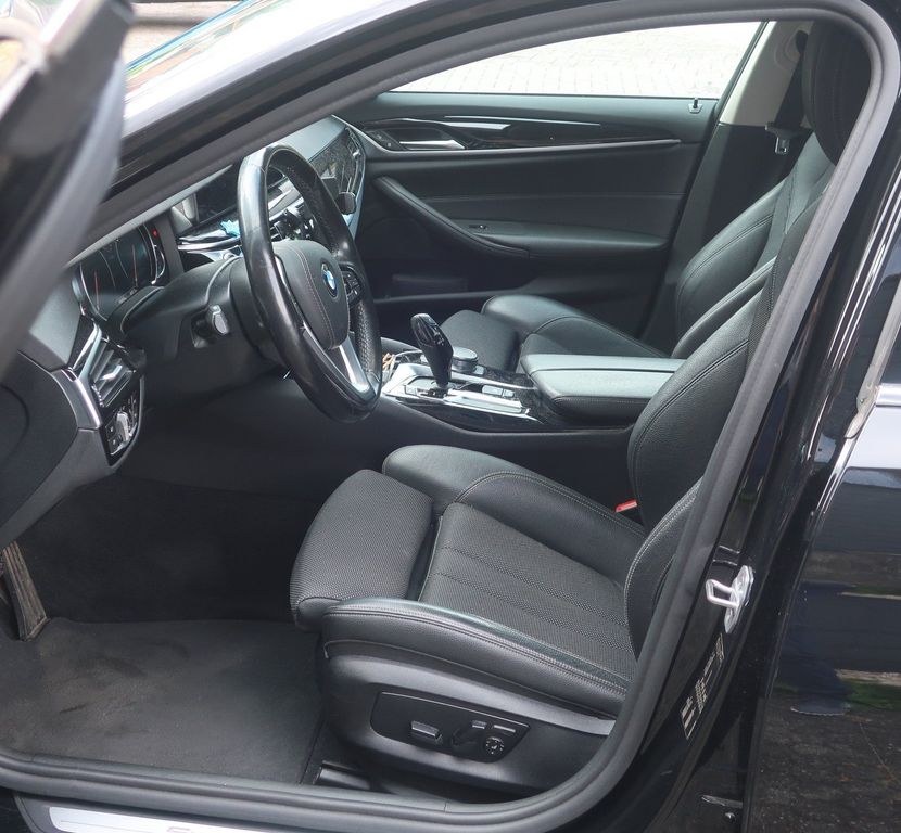 نمای دیگر بی ام و 520d اسپرت لاین G30 - اتوماتیک، نیمه چرم...