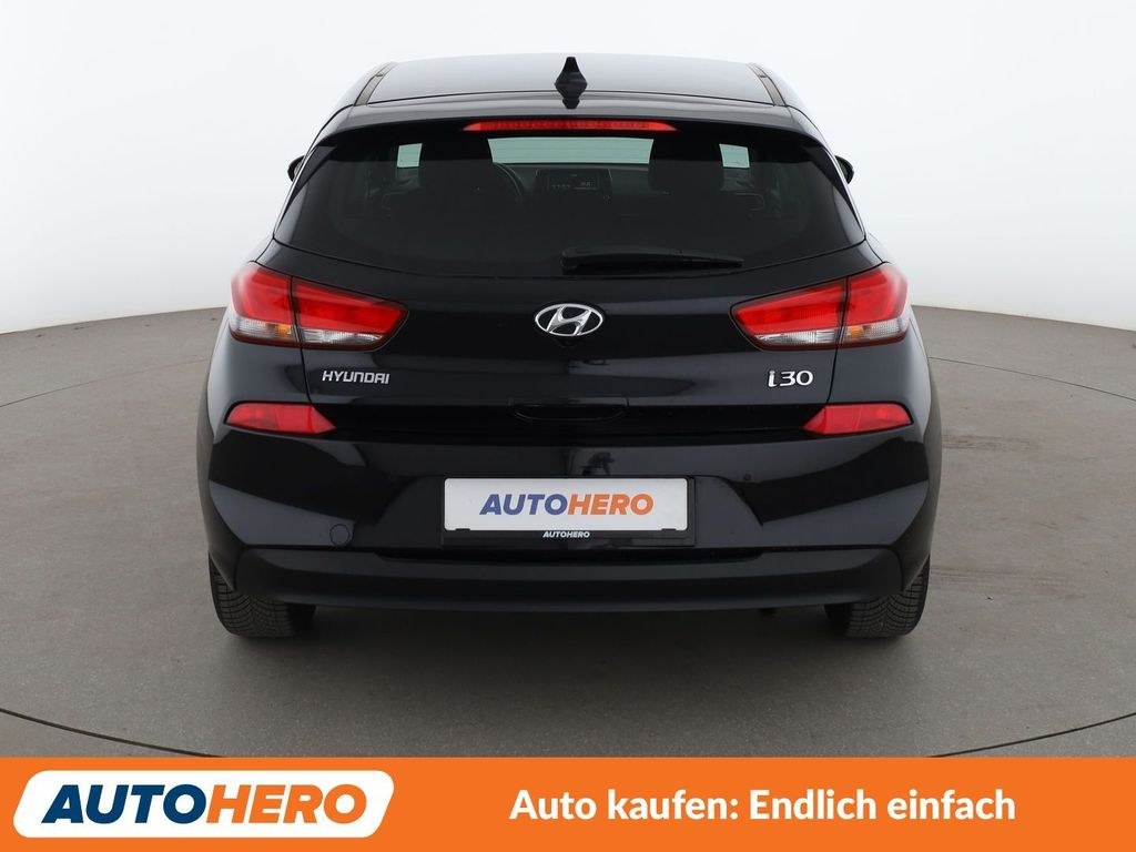 نمای دیگر هیوندای i30 1.4 YES!