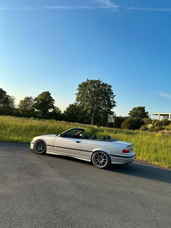 نمای دیگر بی ام و E36 325i Cabrio TÜV Arktissilber Leder ZV M50