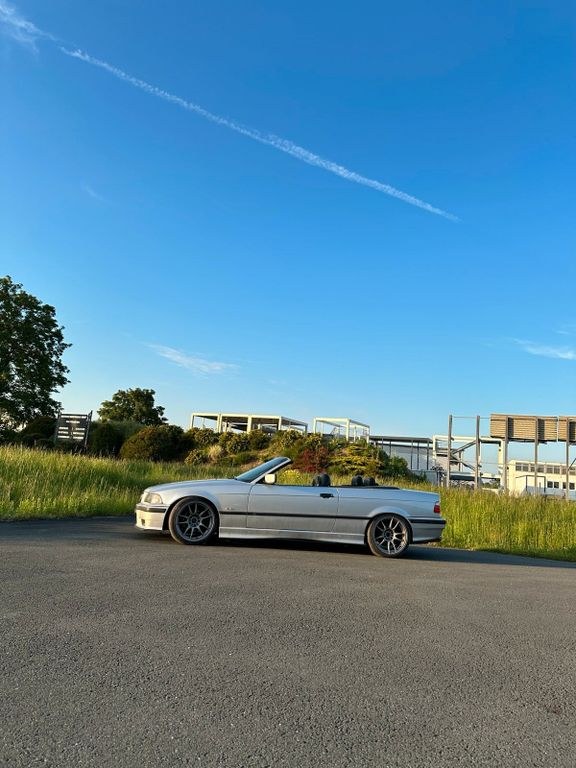 نمای دیگر بی ام و E36 325i Cabrio TÜV Arktissilber Leder ZV M50