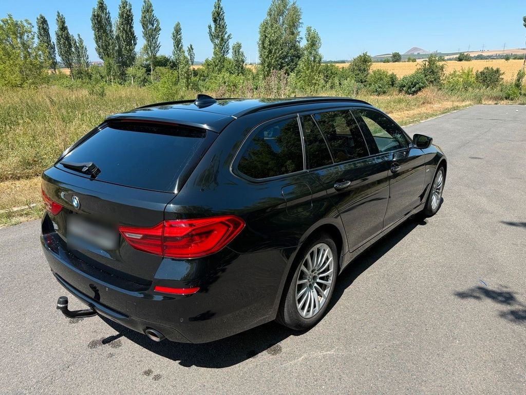 نمای دیگر بی ام و 520d اسپورت لاین /پانو/AHK/LED