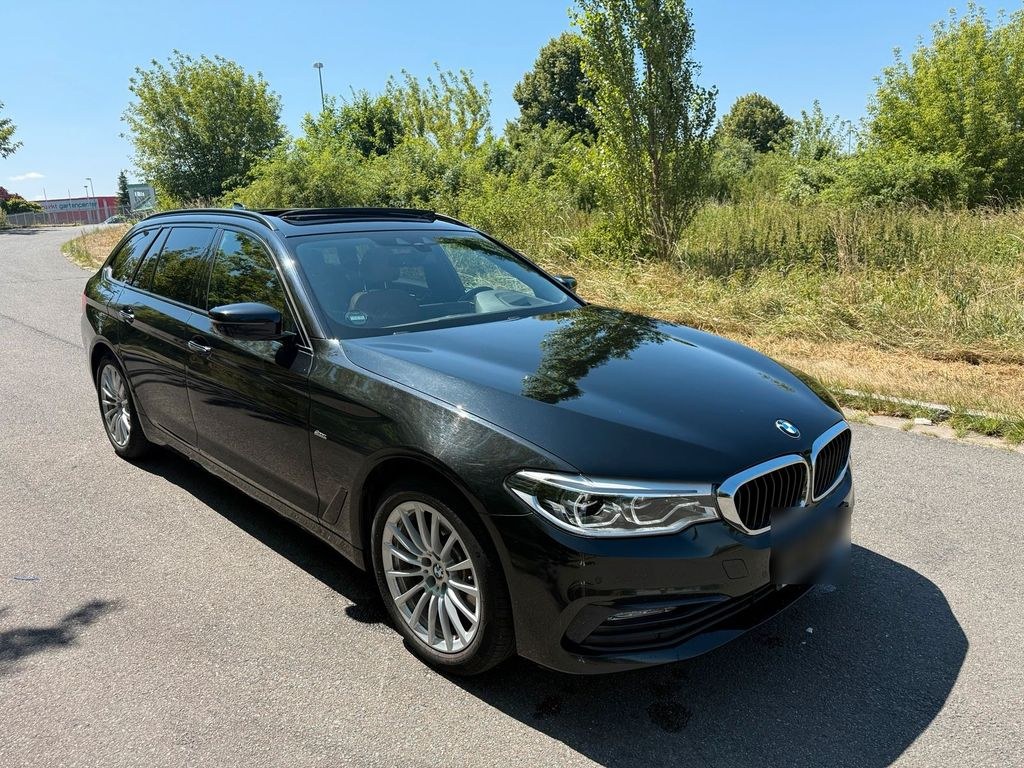 نمای دیگر بی ام و 520d اسپورت لاین /پانو/AHK/LED