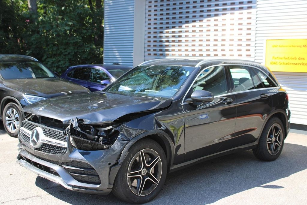 نمای دیگر مرسدس بنز GLC 300 d 4Matic AMG
