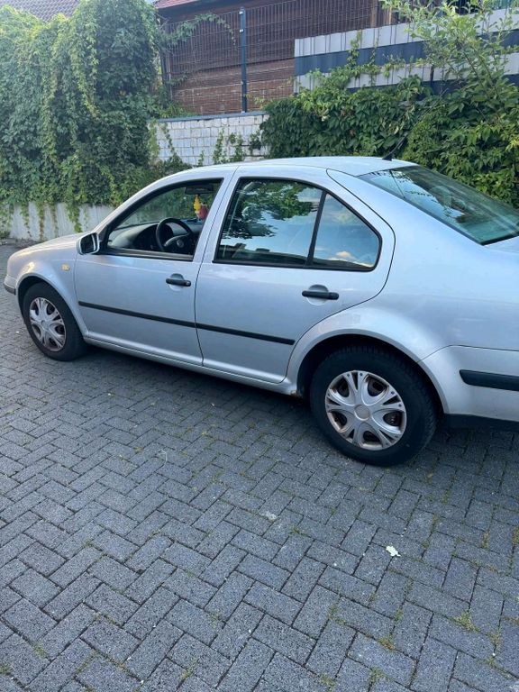 نمای دیگر فولکس واگن VW بورا 1,6l سفارشی TÜV تا 5/28