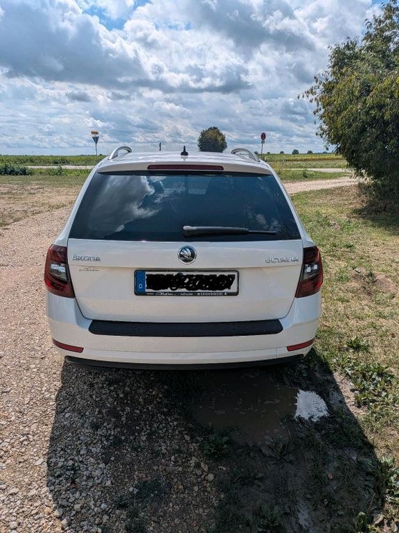 نمای دیگر اشکودا اکتاویا کومبی 2.0TDI