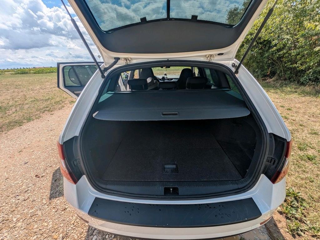 نمای دیگر اشکودا اکتاویا کومبی 2.0TDI