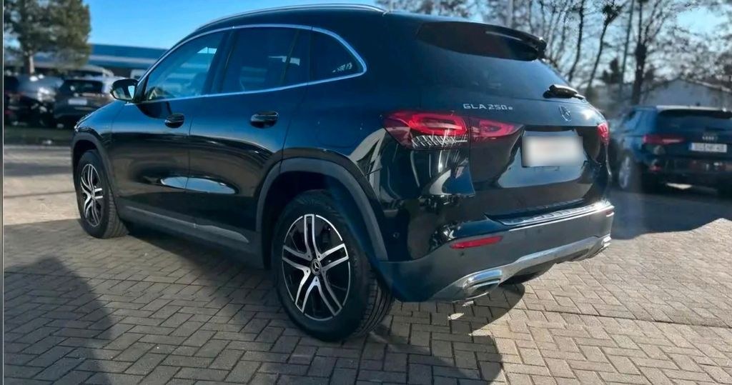 نمای دیگر مرسدس بنز GLA 250e پلاگین هیبرید