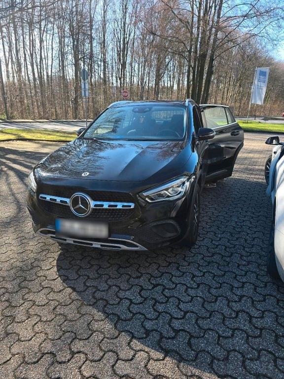 نمای دیگر مرسدس بنز GLA 250e پلاگین هیبرید